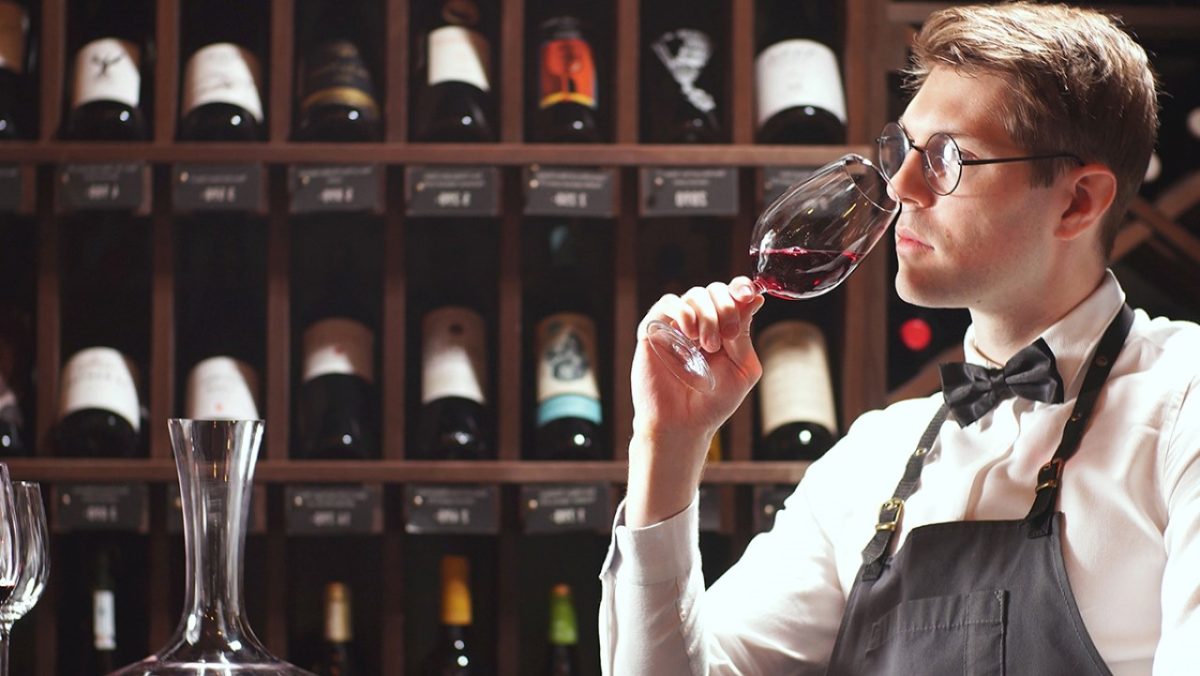 Etienne Carvalho: Por que o sommelier prova o vinho antes do cliente